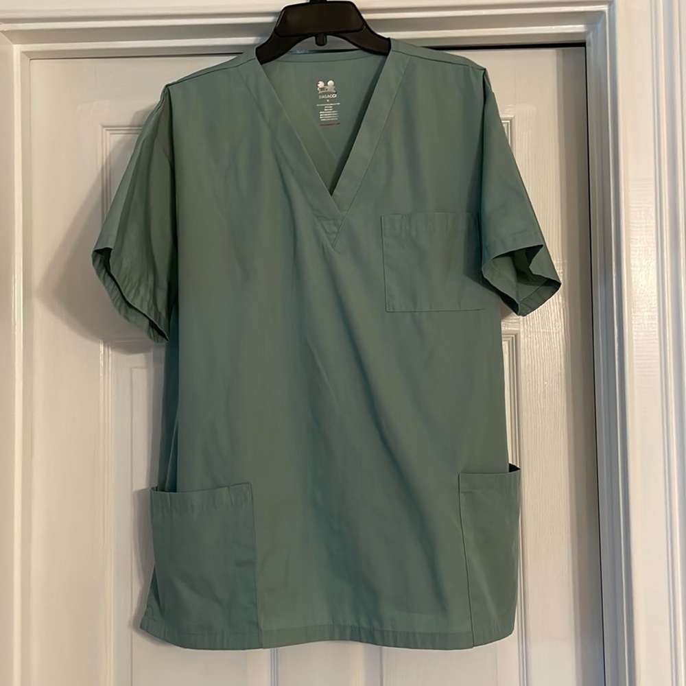 NWOT Dagacci Green Scrubs size XL Three pocket. Selling in set of 2